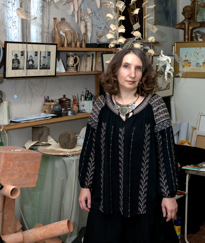 Artistul plastic Maria Cioată, în atelierul său
