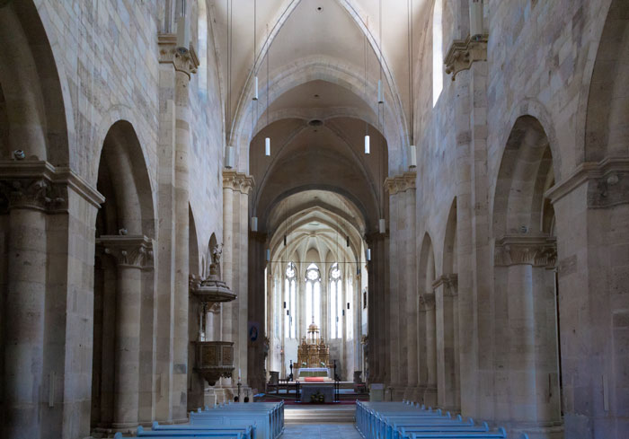 Pe dinăuntru, Catedrala Romano-Catolică oferă o remarcabilă ilustrare a stilului gotic