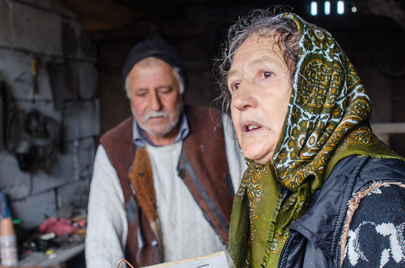 Maria Constantin (72 ani) lucrează în atelier, alături de soțul său,„până când nu mai e lumină afară”