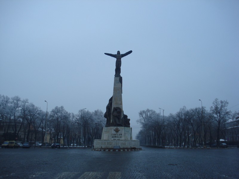 Monumentul Eroilor Aerului din Capitală, realizat de către Iosif Fekete în colaborare cu Lidia Kotzebue