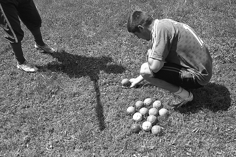 Echipa Straja se pregătește pentru Cupa Regelui. Fiecare echipă de oină are propriile mingi, care sunt numărate și păzite cu grijă la fiecare antrenament sau joc (București) Foto: Sorin Vidis