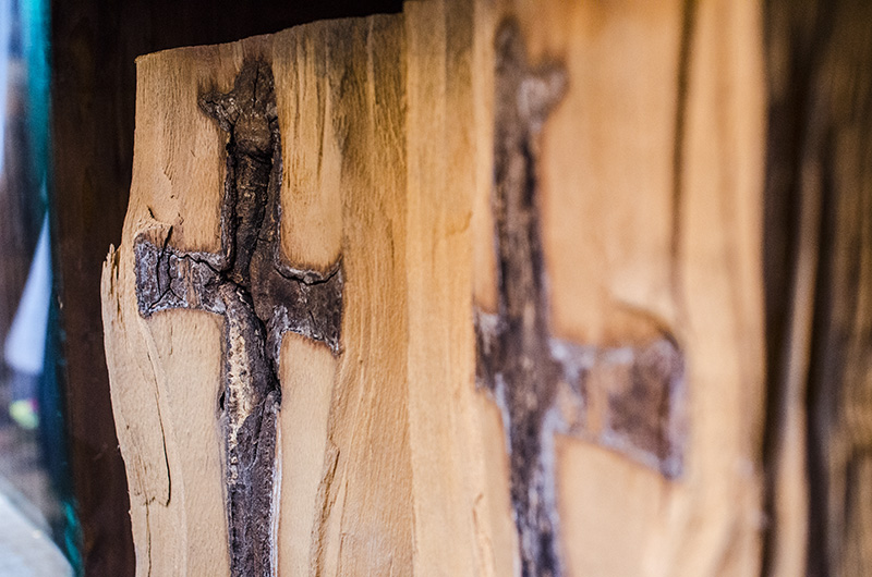Crucea găsită în lemn, expusă în biserică