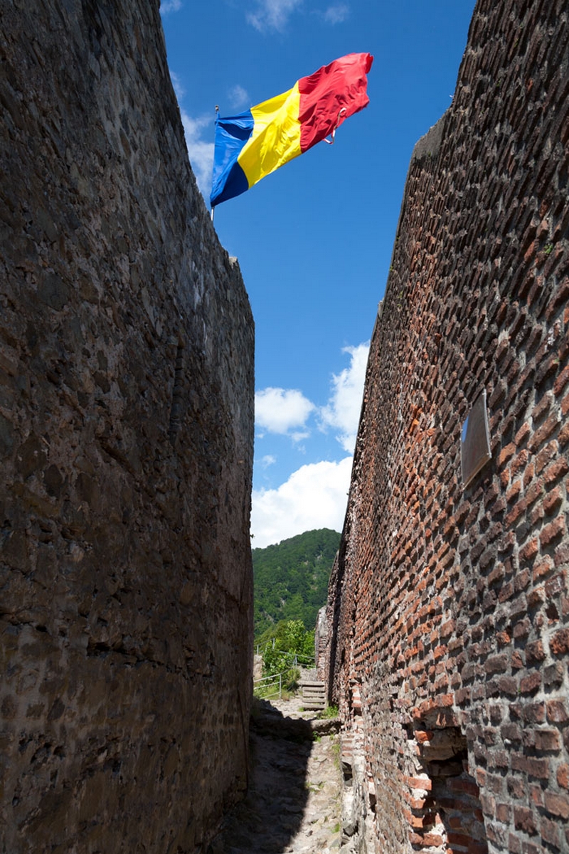 Culoarul de intrare în Cetatea Poenari reprezenta o capcană pentru intruși