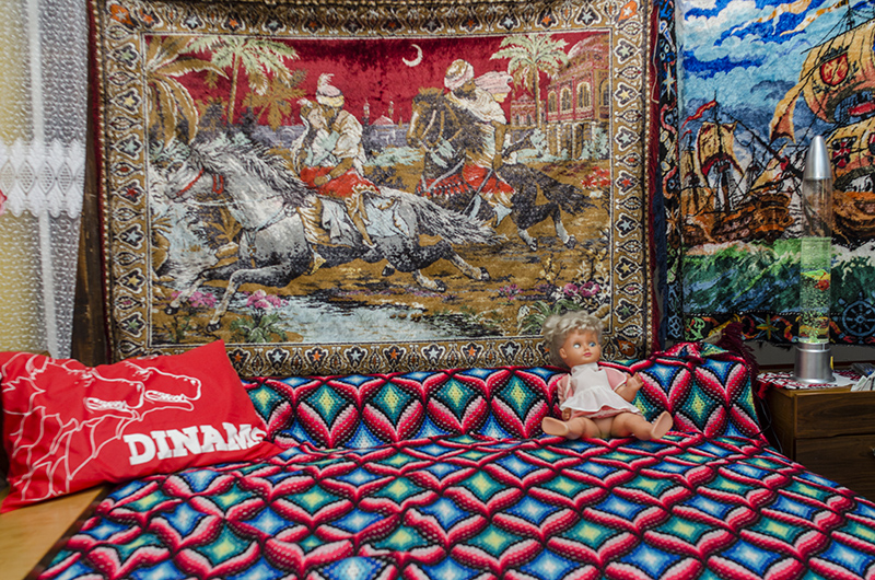 „Răpirea din Serai”, cea mai populară carpetă. Jos, îi face concurență o pernă cu Dinamo