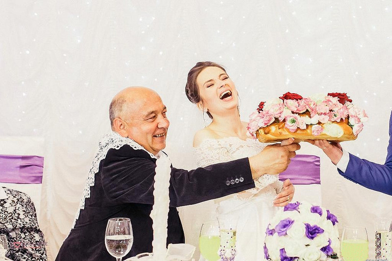 Închinarea colacilor către nași, la nuntă, una dintre cele mai importante tradiţii asociate cu familia în Basarabia