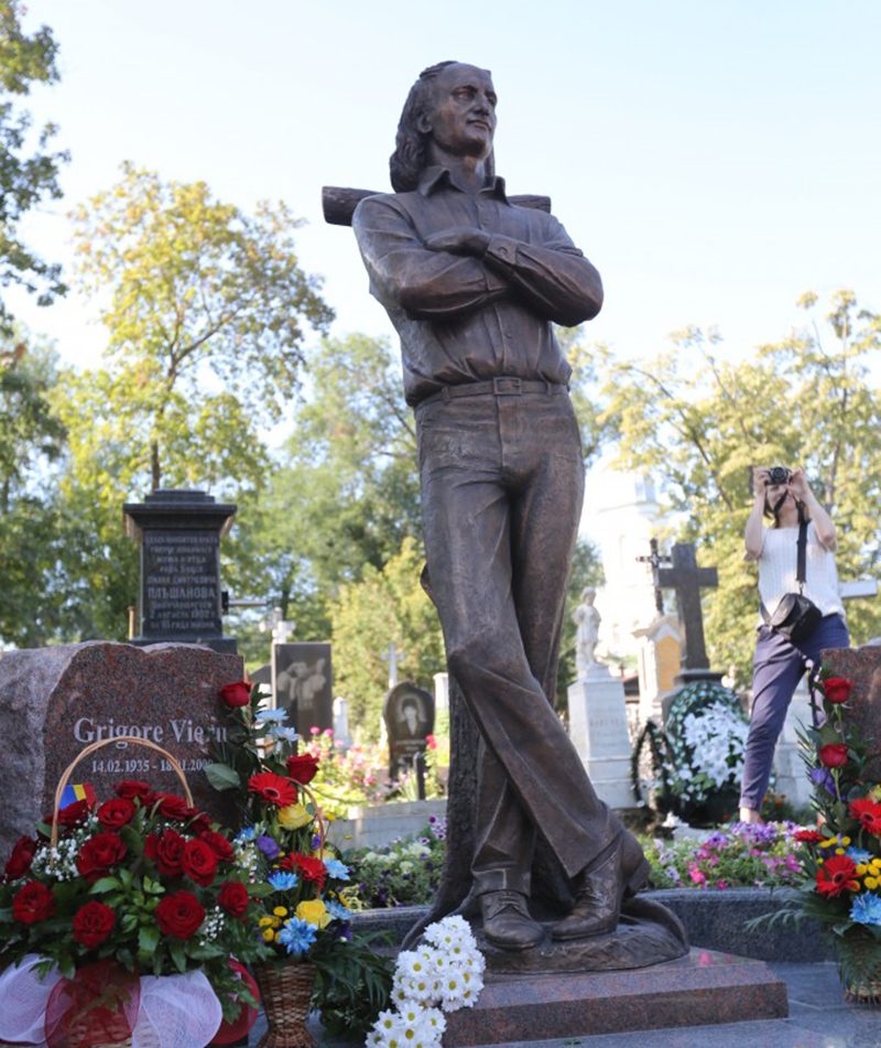 Statuia marelui poet român Grigore Vieru, veghind locul de veci al acestuia, din Cimitirul Armenesc din Chișinău