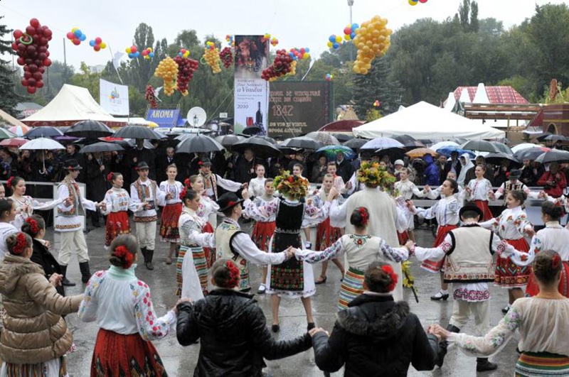 Una dintre cele mai frumoase şi mai aşteptate tradiţii de toamnă în Basarabia: Ziua Vinului