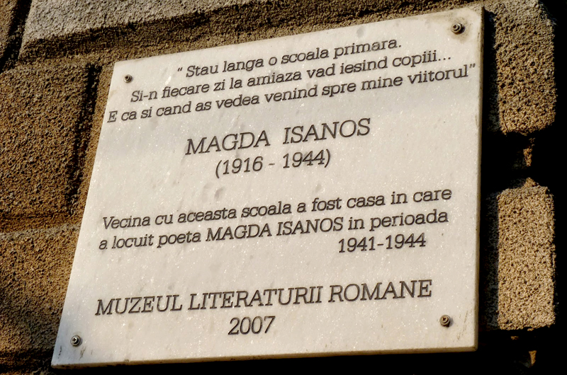 Placă comemorativă pe casa unde au locuit Magda Isanos și Eusebiu Camilar