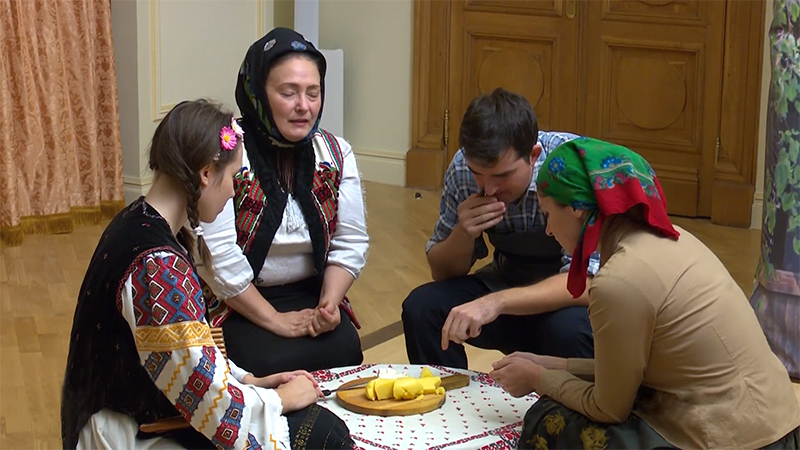 O masă în familie, unde există credință, chiar dacă România e în comunism.