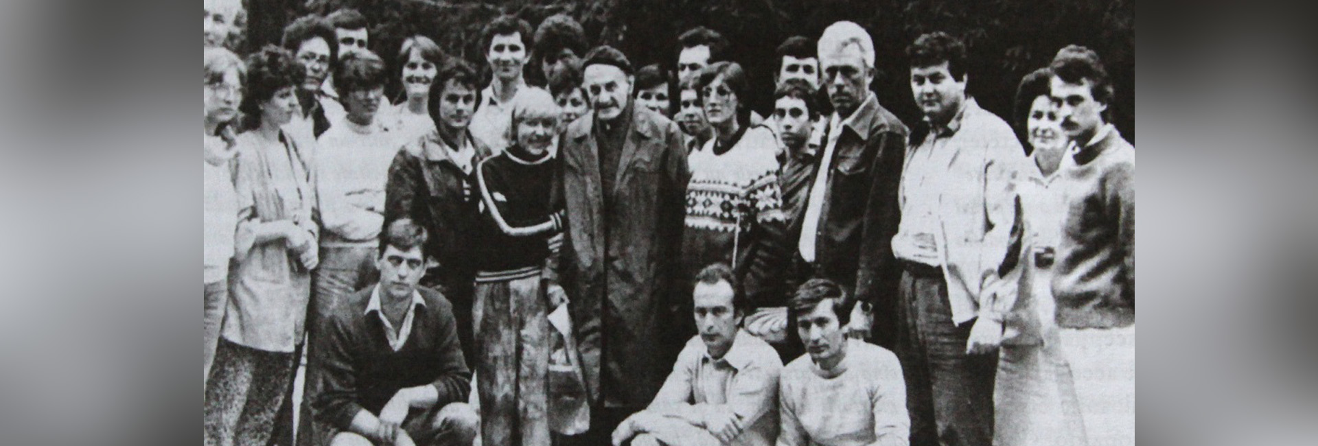 Constantin Noica în compania discipolilor săi, printre care și Gabriel Liiceanu, de la Şcoala de la Păltiniș slider