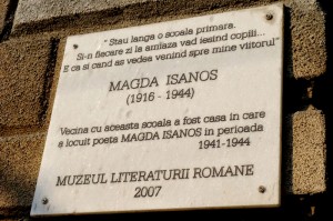 Placă comemorativă pe casa unde a locuit Magda Isanos și Eusebiu Camilar