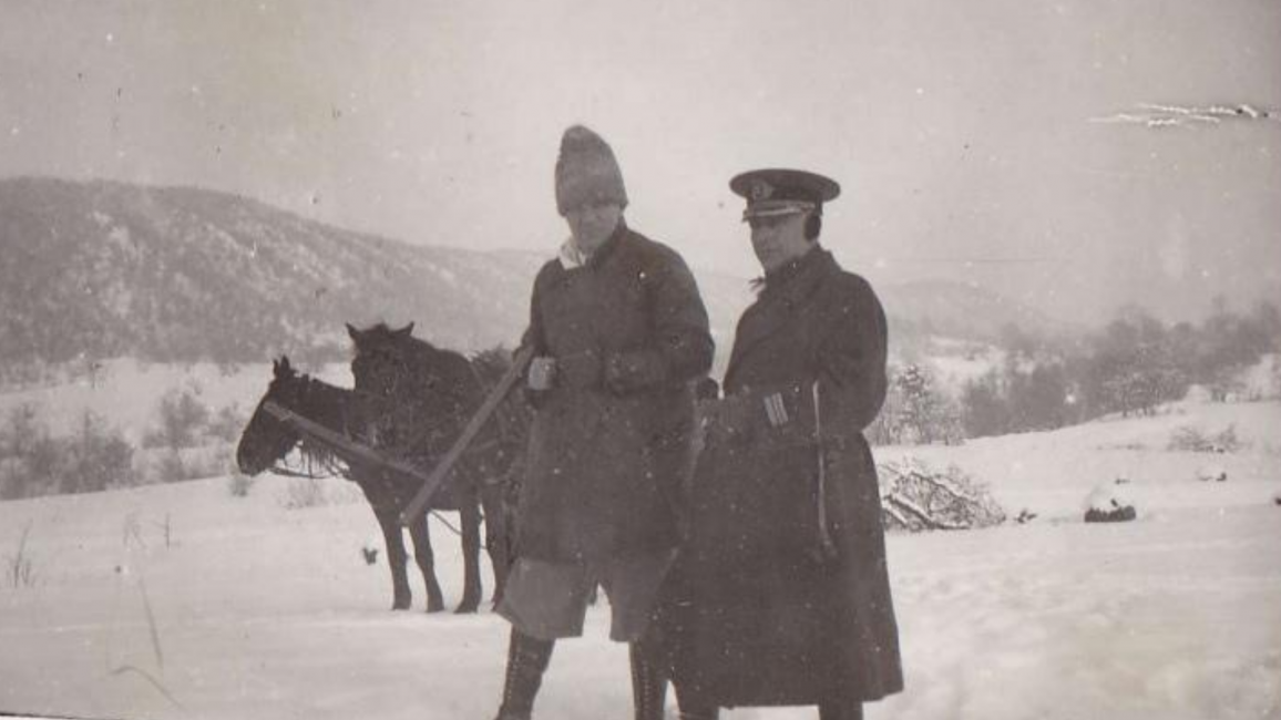 Vasile Stoica (stânga) la vânătoare, Avrig, anul 1939